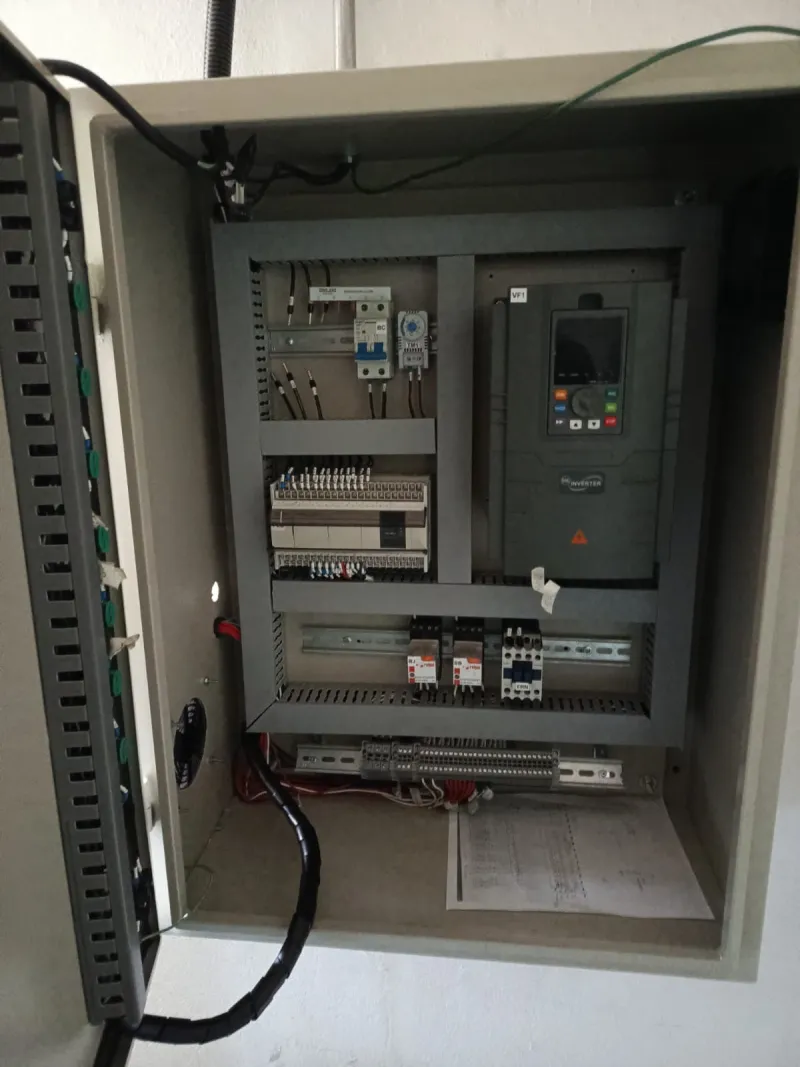 Tablero de automatización con PLC y variador de frecuencia