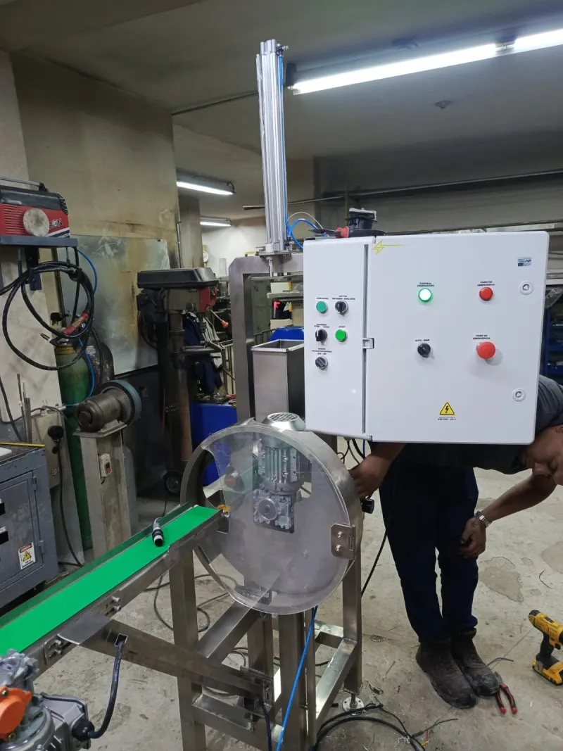 Panel de control instalado en máquina con banda transportadora