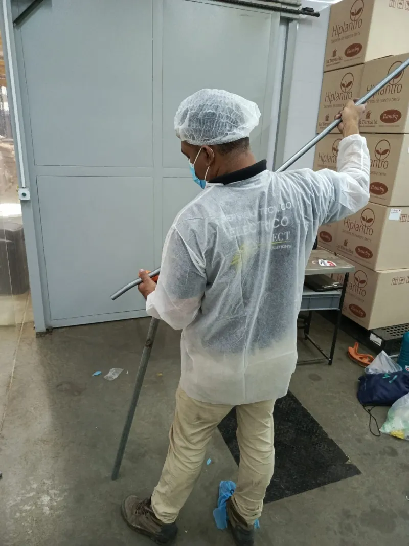Técnico INSTALECT realizando instalación eléctrica en planta