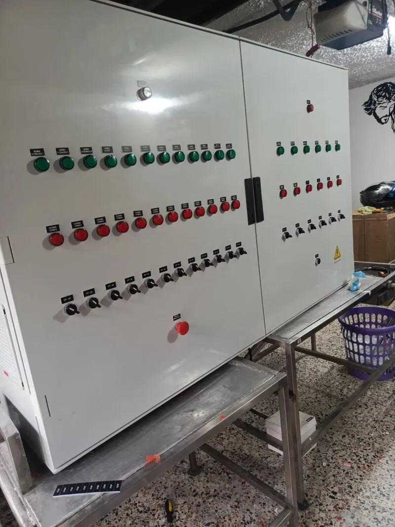 Centro de control de motores CCM con señalización y paro de emergencia