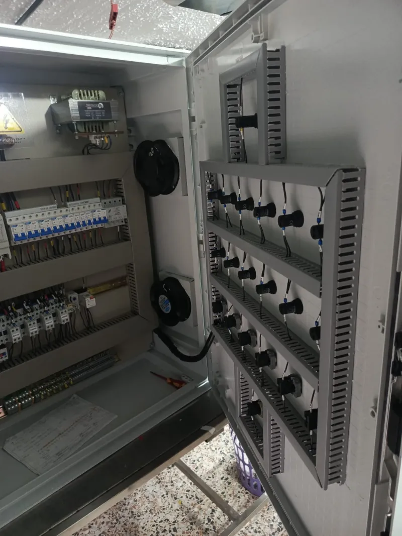 Interior del CCM con breakers, transformador y canalización