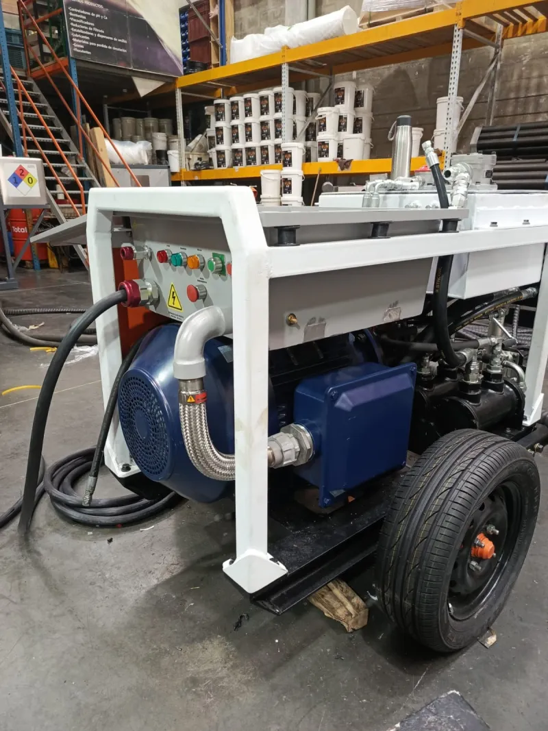 Unidad de bombeo industrial con motor y panel de control