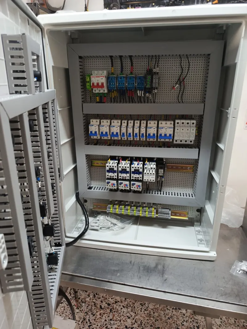 Tablero de distribución con breakers y contactores industriales