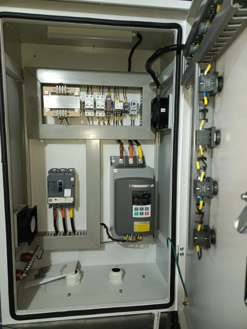Tablero con variador de frecuencia y breaker de potencia