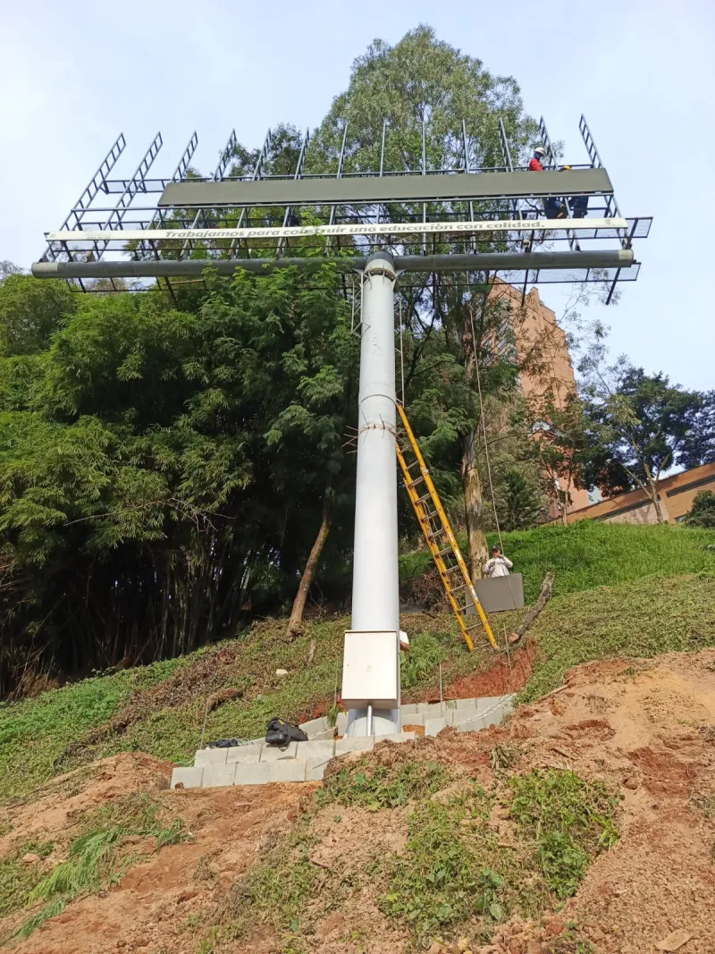 Montaje eléctrico industrial en estructura metálica