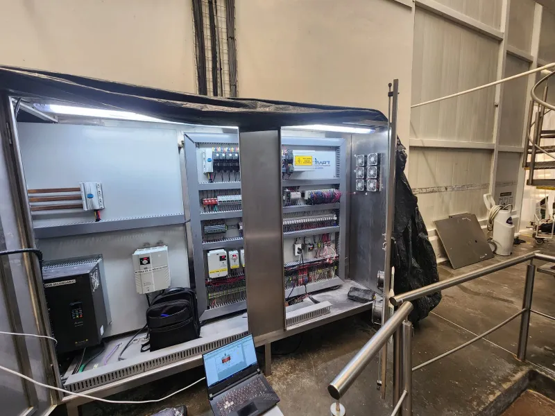 Tablero industrial con PLC y automatización