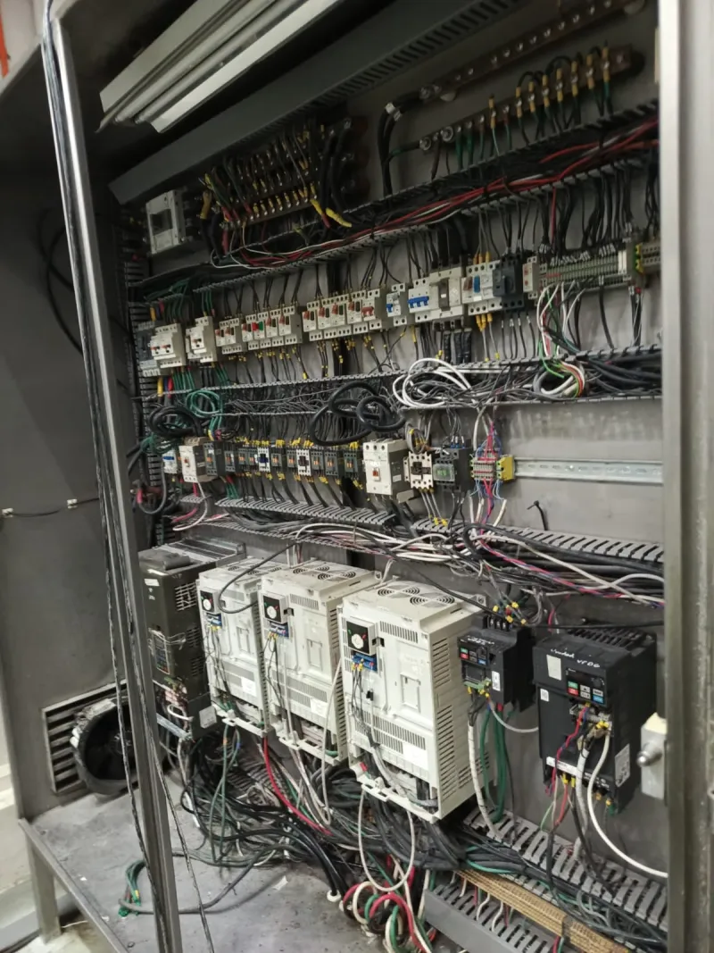 Tablero eléctrico industrial con variadores de frecuencia